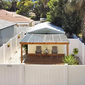 Comfortable Private In Tampa: Romantic. Tampa