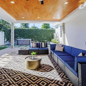 Holiday home New 5 Bed W/hot Tub Close To Universal Sleeps 12, Los Angeles